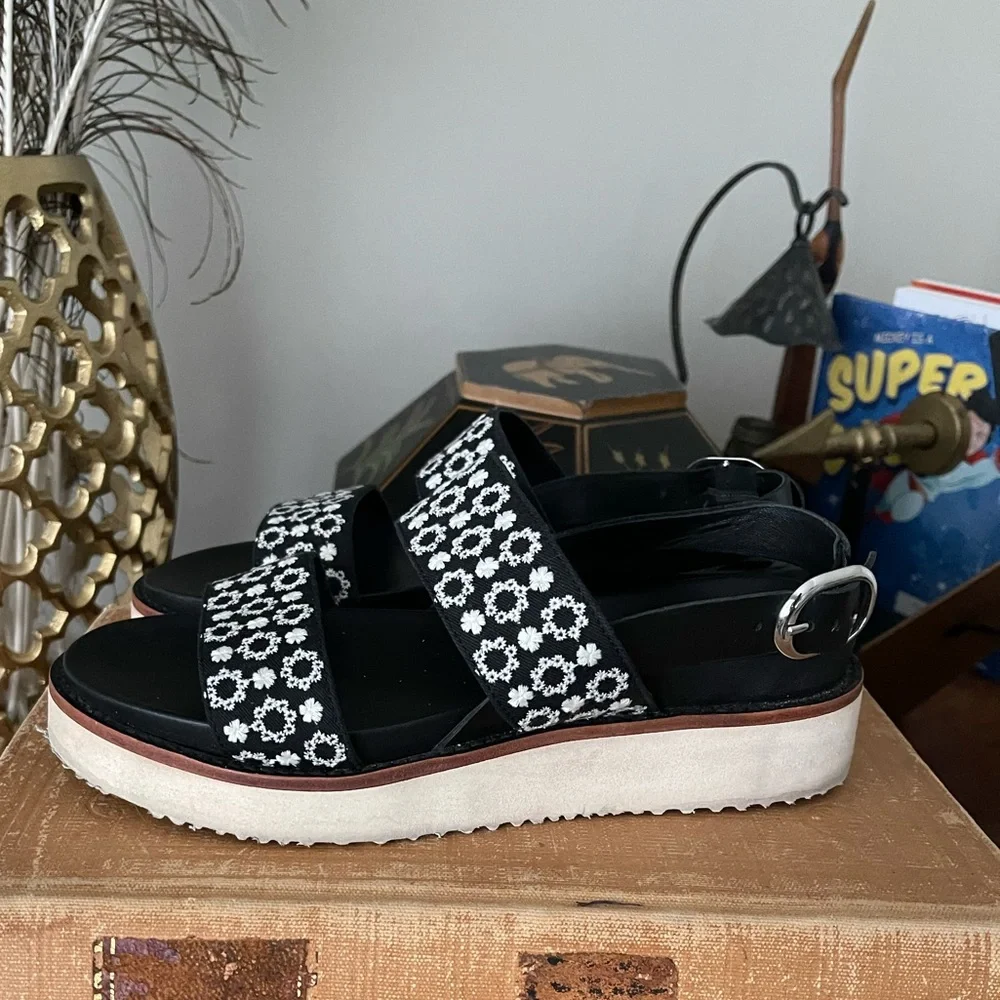 Anthropologie Black Floral Platform Sandals Size 8 Buckle Strap - Picture 3 of 3